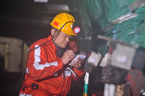 安检员认真填写清静巡查纪录 刘强摄.jpg