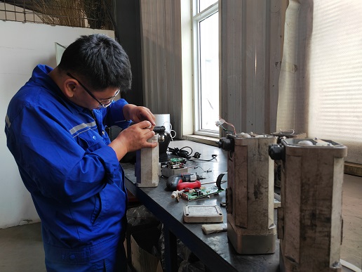 监测监控维护工维修损坏装备   孙磊 摄.jpg