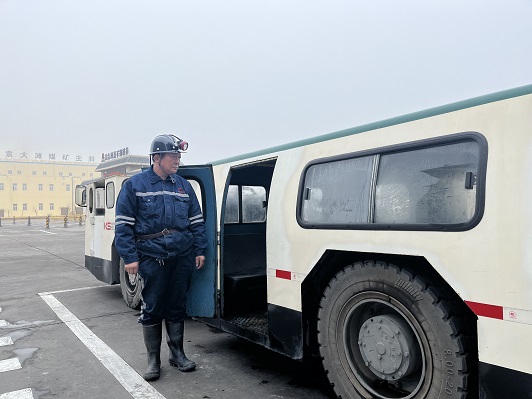 职员上车前做最后检查确认  高旭摄.JPG