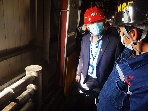 机修厂队干检查101皮带栈桥供暖设施     杨小龙    摄.jpg