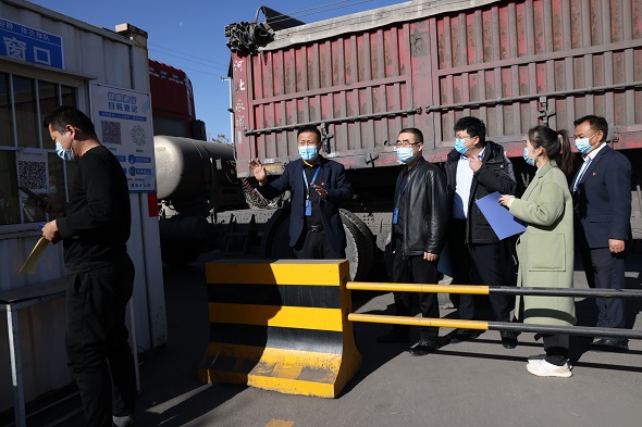 公司纪委对运煤专线落地检疫情防控检查，，李沐霖拍摄.jpg