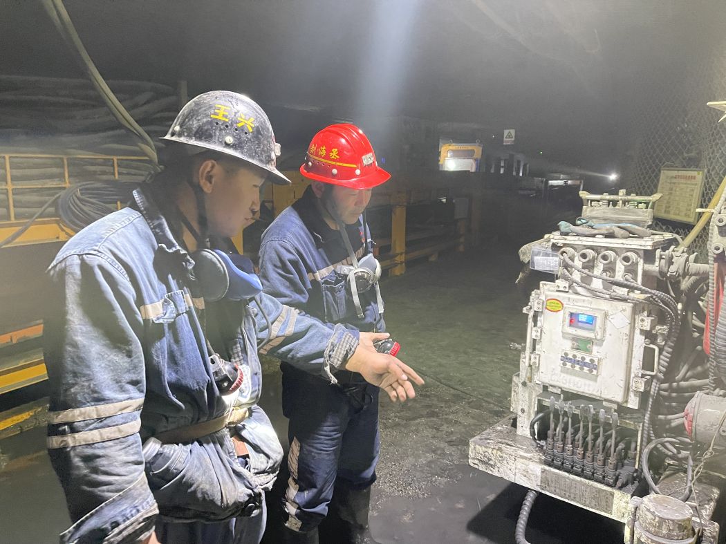 拍摄：：：任兴林  检查钻机运转情形.jpg