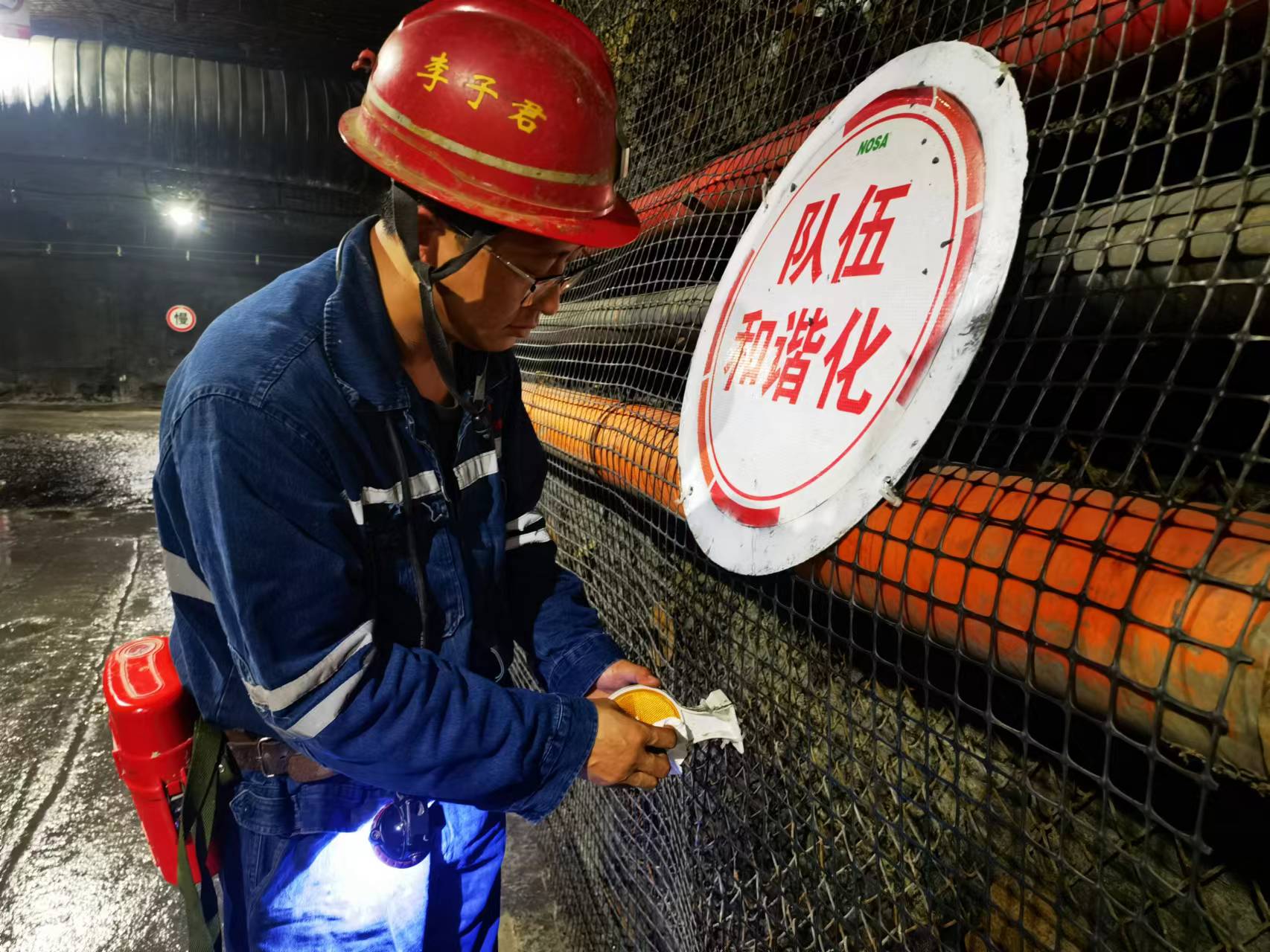 拍摄：：任兴林   党员处理隐患.jpg