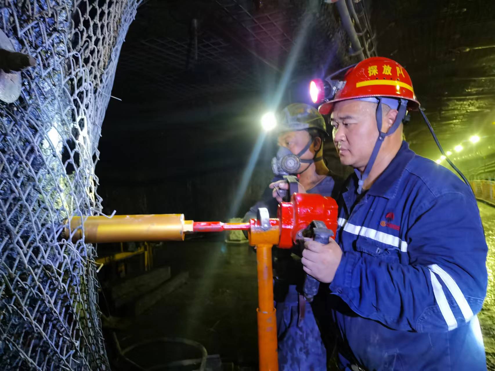 拍摄：：任兴林  追随副队优点理隐患.jpg