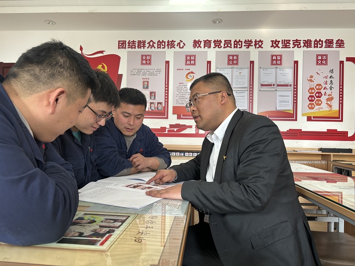 支部书记解说“清廉新宝GG” 王宇宵摄.jpg