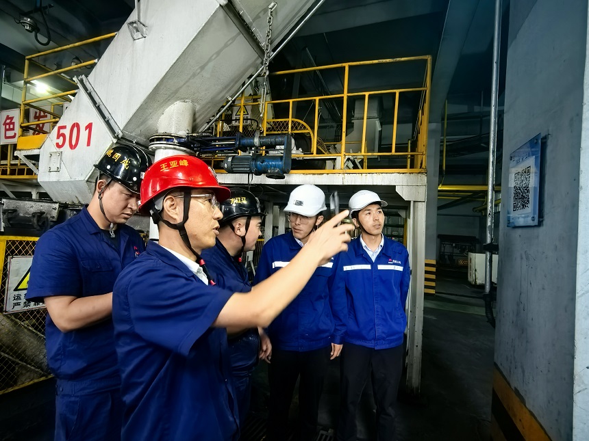 图二   现场学习兄弟单位立异手艺。   新宝GG煤矿生产运营公司选运队  张瑞瑞 提供.jpg