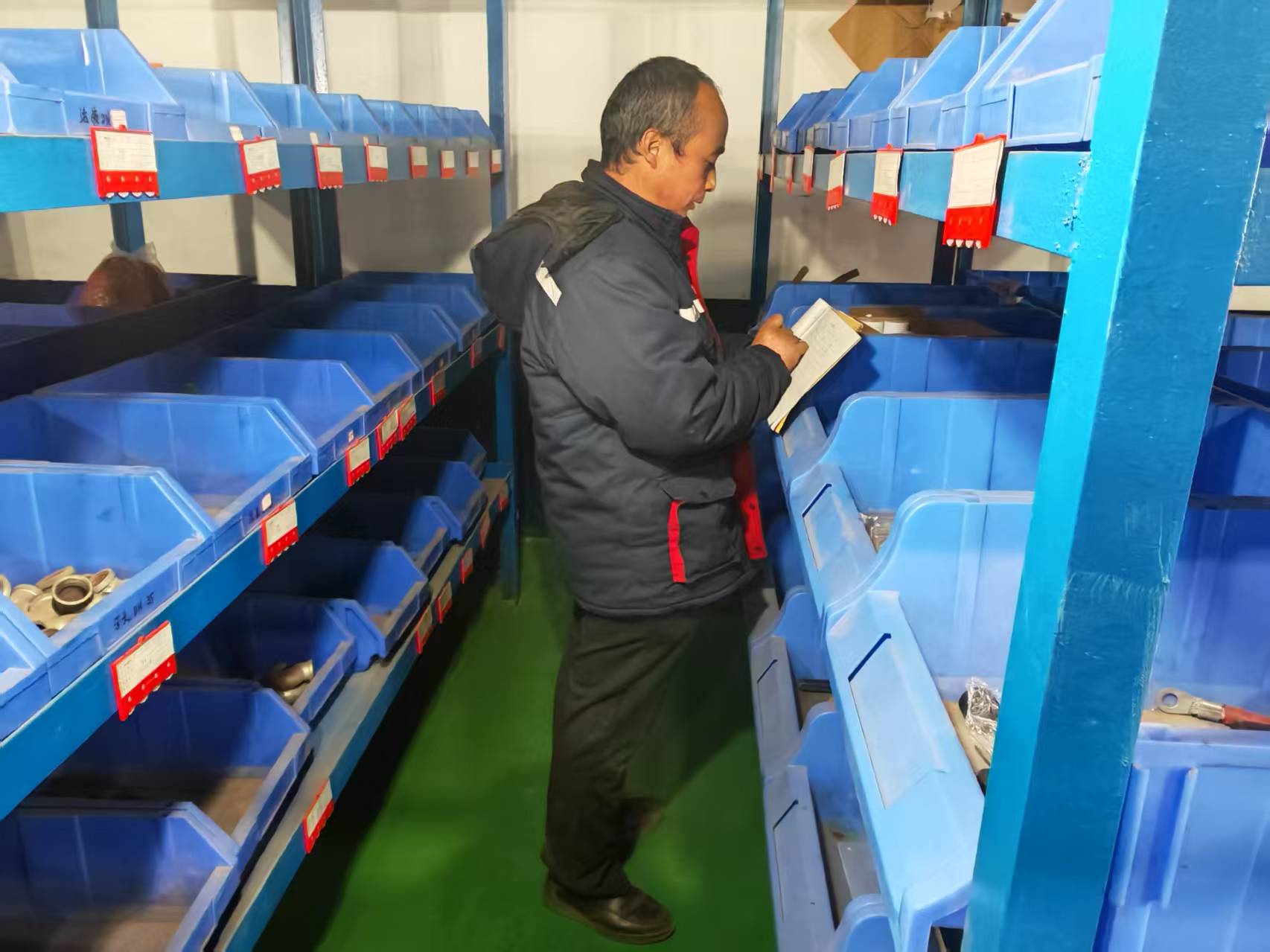 图二：质料员核对库存.jpg