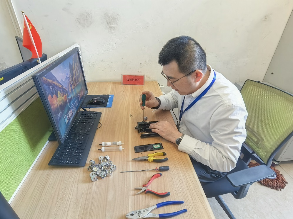 图三：维修故障瓦检仪.jpg