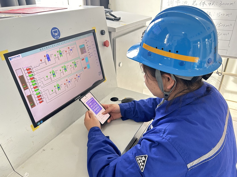 图一：水处理车间工人春节时代坚守岗位.jpg